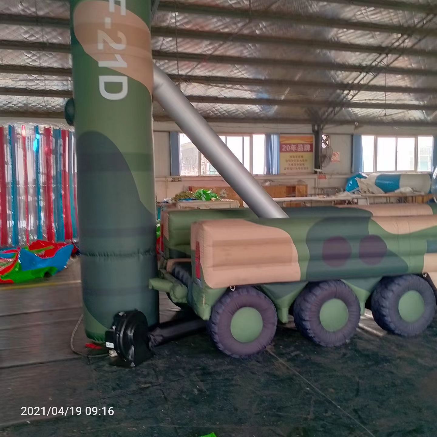 大渡口军事演习中的充气目标车辆：模拟发射车雷达车坦克飞机